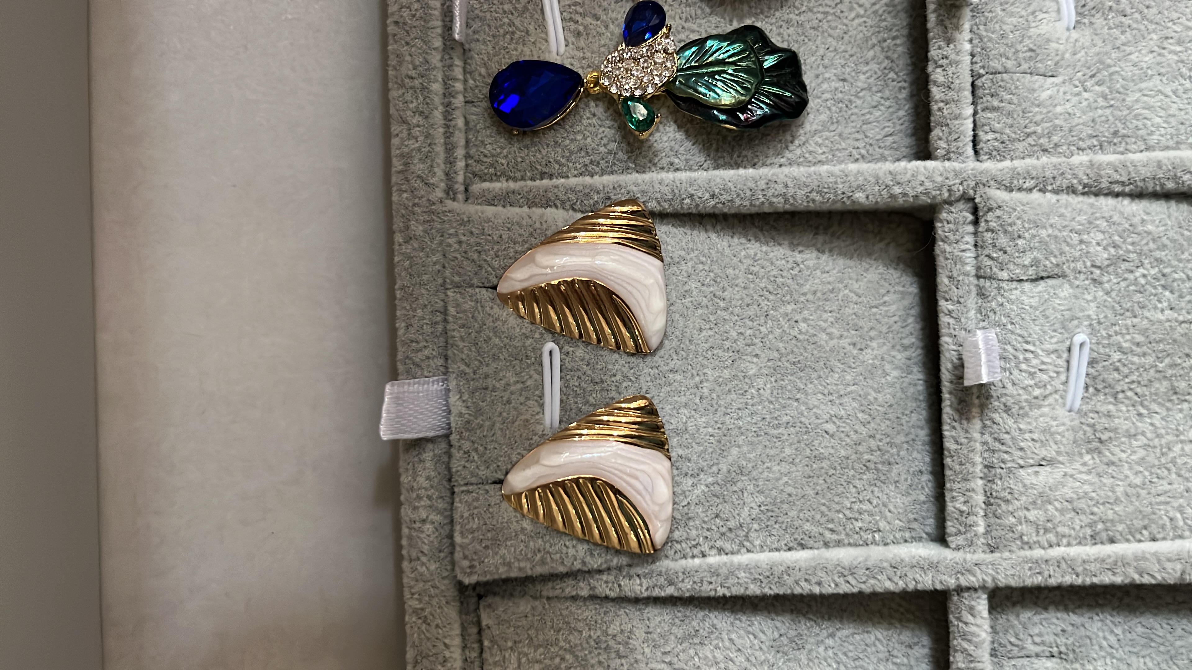 Aretes triangulares Color blanco 