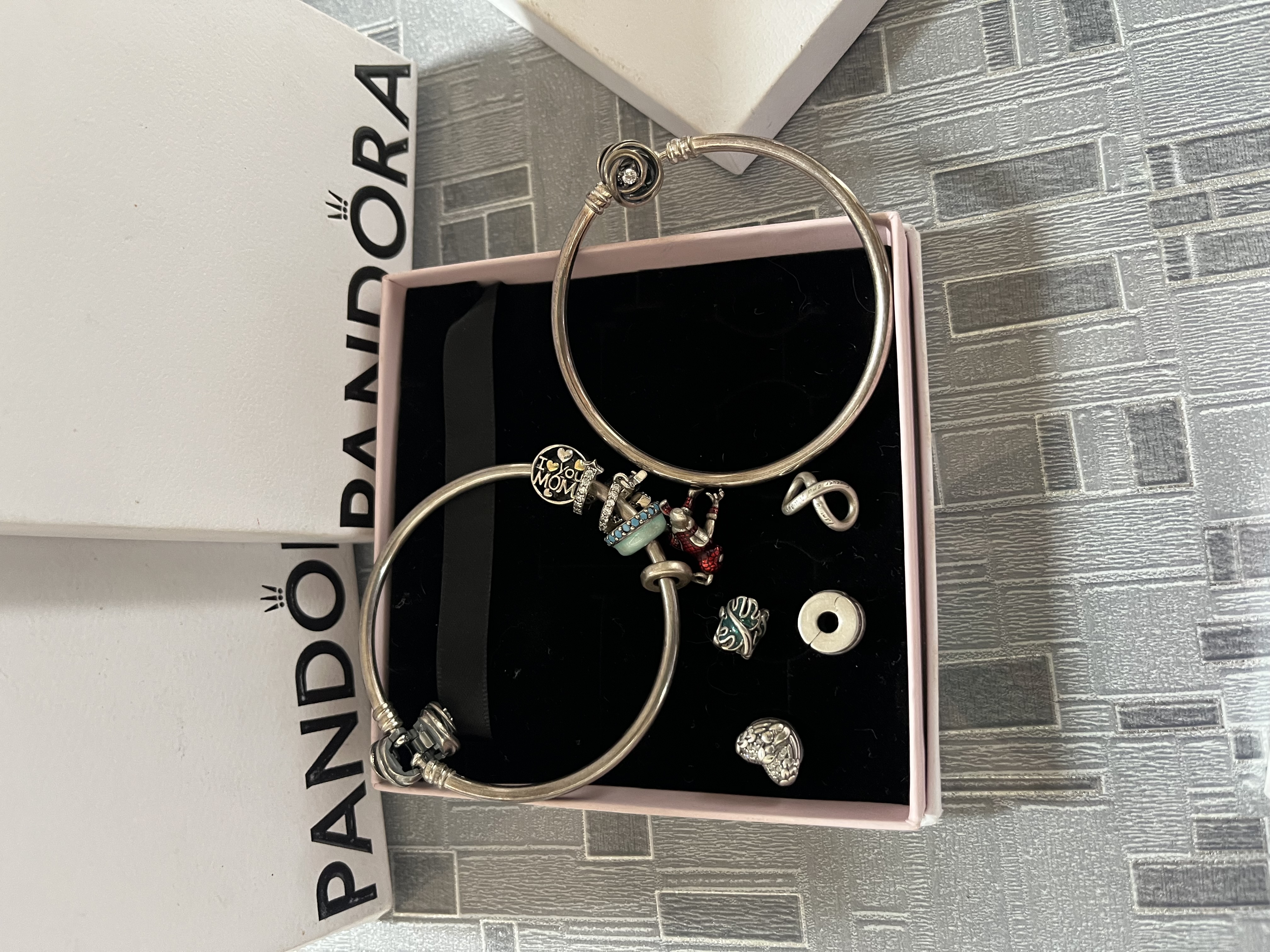 Brazalete Rígido Pandora Moments - Cierre de Rosa con Brillante