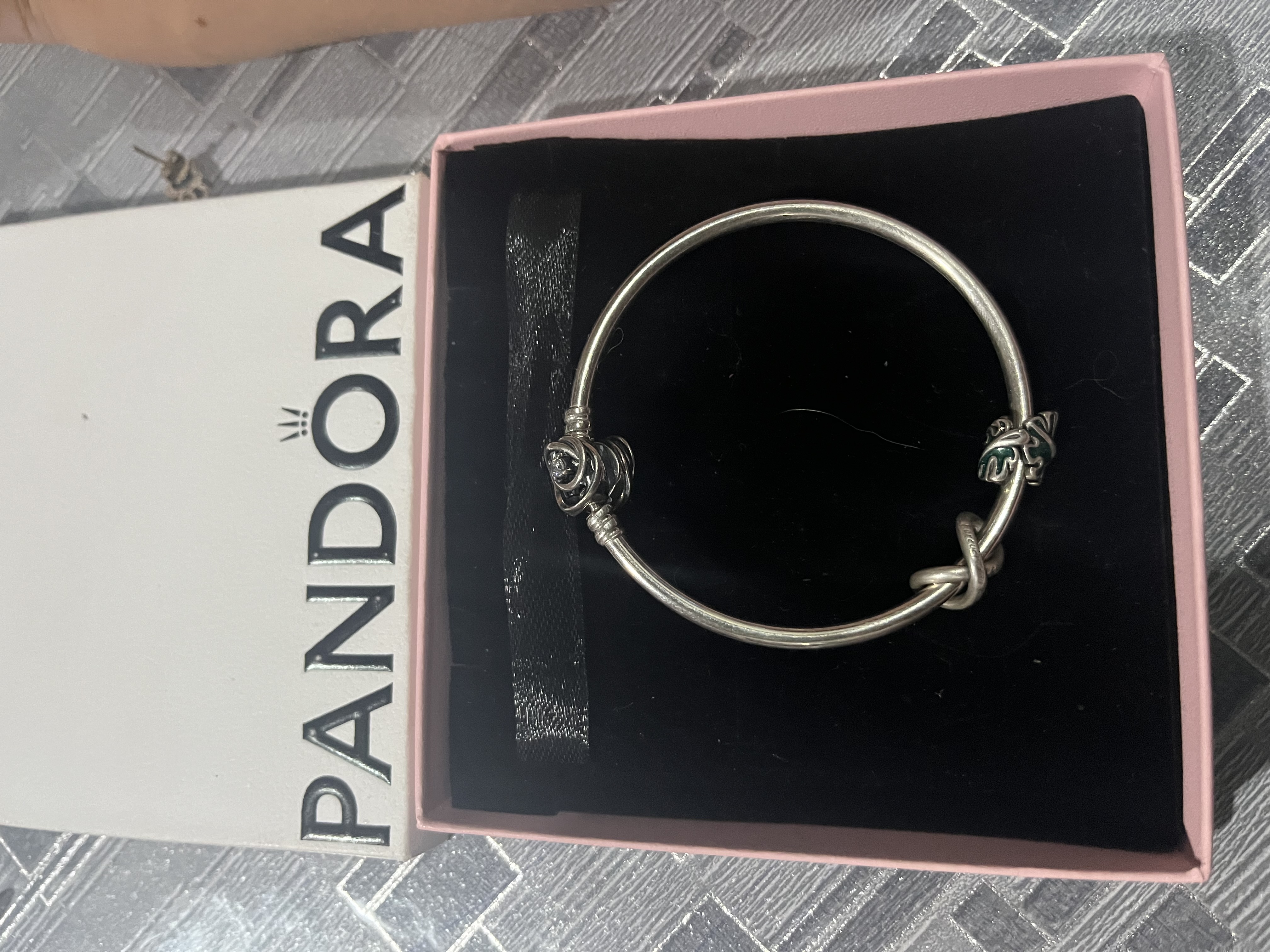 Brazalete Rígido Pandora Moments - Cierre de Rosa con Brillante