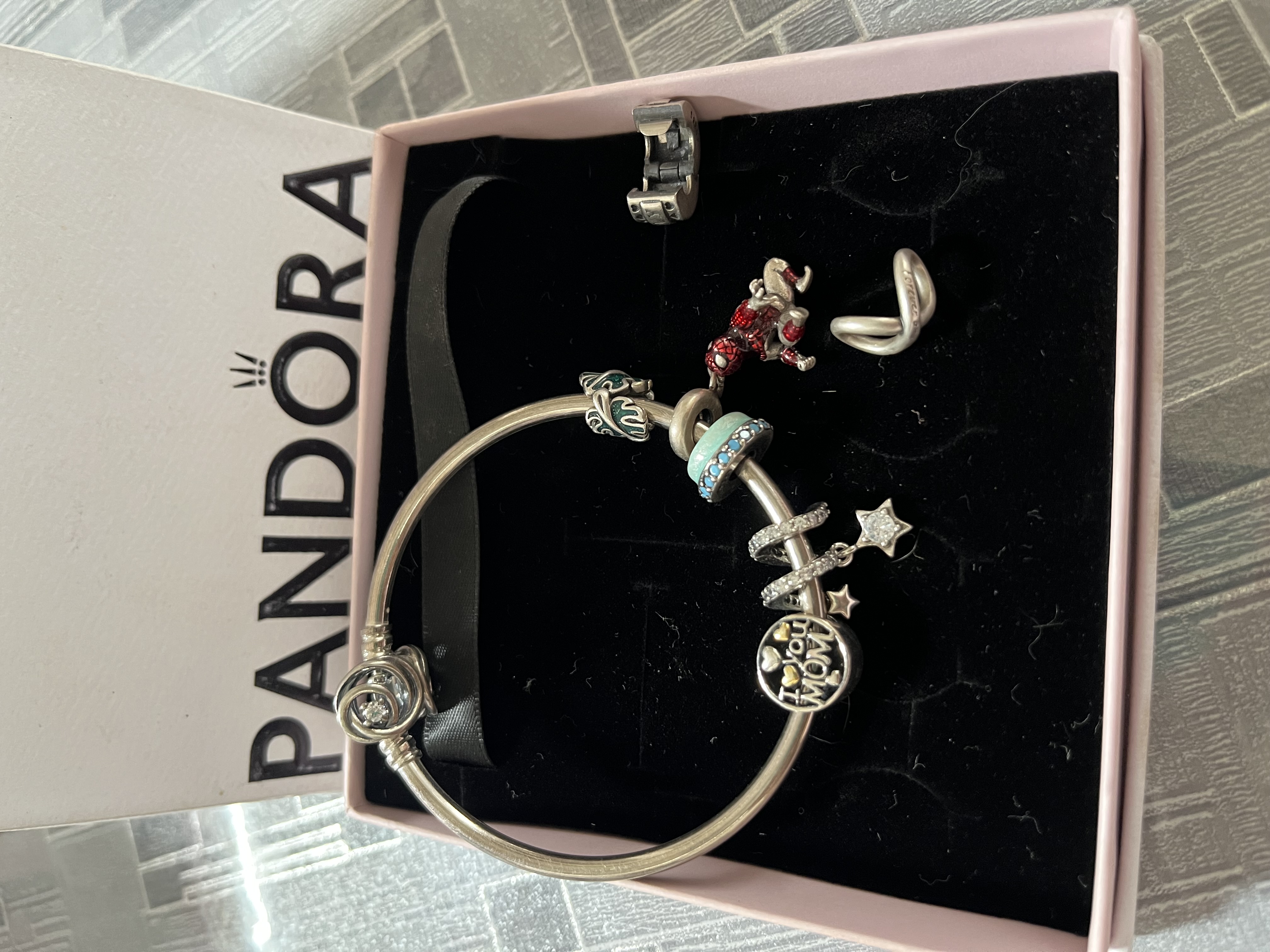 Brazalete Rígido Pandora Moments - Cierre de Rosa con Brillante