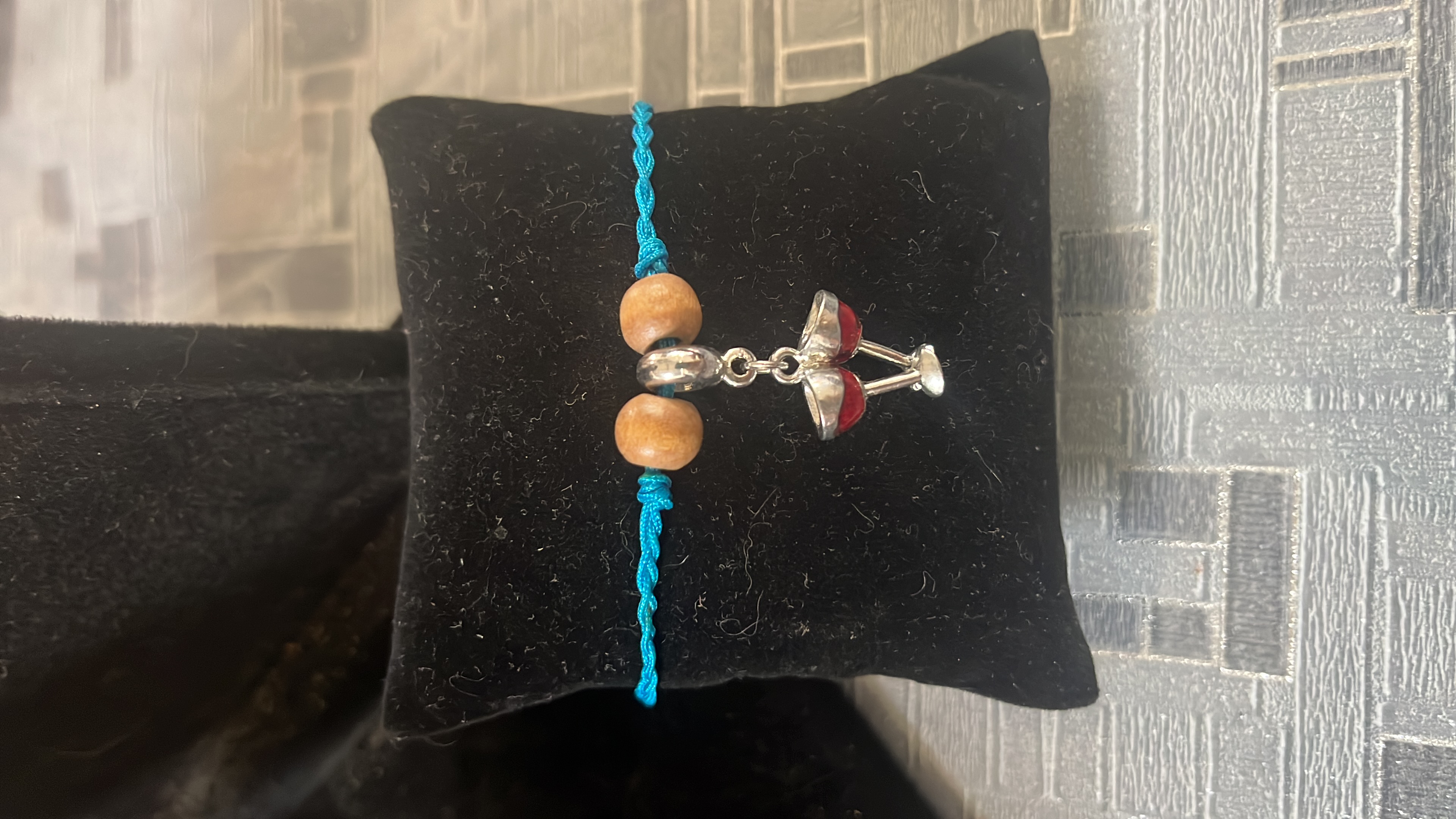 Pulsera de hilo y charm de vino 